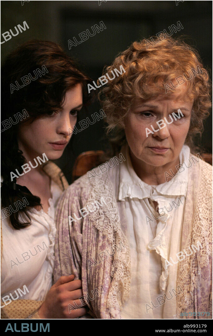 ANNE HATHAWAY y JULIE WALTERS en LA JOVEN JANE AUSTEN, 2007 (BECOMING JANE), dirigida por JULIAN JARROLD. Copyright BLUEPRINT PICTURES/ECOSSE FILMS/OCTAGON FILMS/SCION FILMS LI.