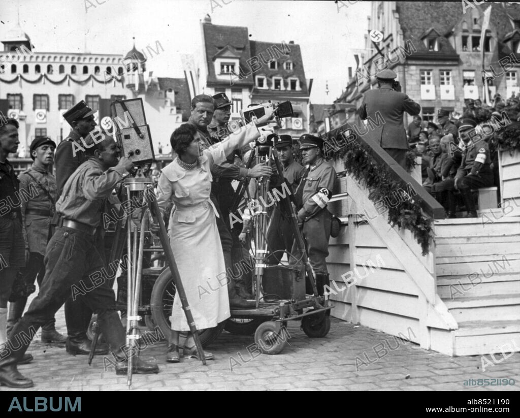 SEKLET-KULTUR-30    Den tyska regissören Leni Riefenstahls film "Viljans triumf" har premiär i Berlin i mars 1935. Filmen handlar om nazisternas partidagar i Nrnberg 1934. Riefenstahl når framgång med sina starkt propagandistiska filmer som förhärligar nazismen. Foto: TT Kod: 194/9909 COPYRIGHT SCANPIX SWEDEN.