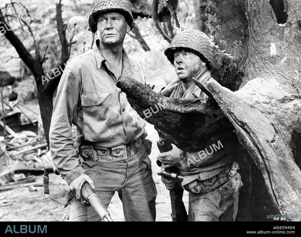 DON TAYLOR und MICKEY ROONEY in THE BOLD AND THE BRAVE, 1956, unter der Regie von LEWIS R. FOSTER. Copyright RKO RADIO PICTURES.