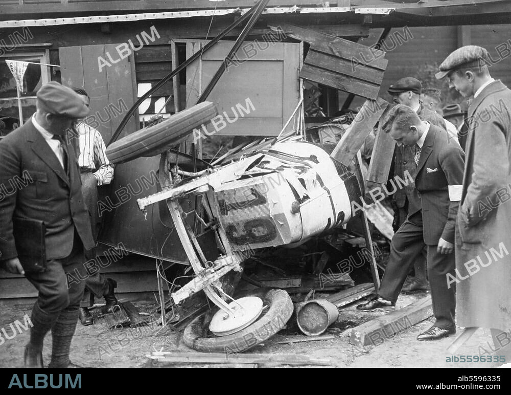Transport / Automobile / accident. L'accident d'Adolf Rosenberger au Grand Prix d'Allemagne sur le circuit Avus à Berlin le 11.7.1926 : la carcasse de la Mercedes accidentée.