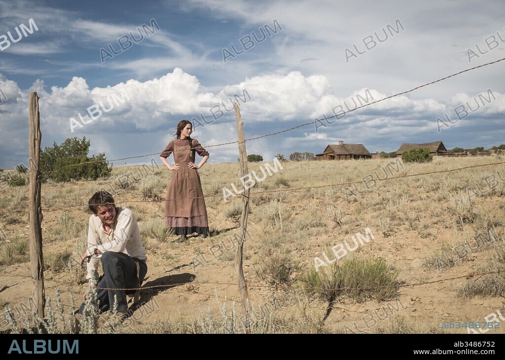 JACK O'CONNELL and MICHELLE DOCKERY in GODLESS, 2017. Copyright NETFLIX.