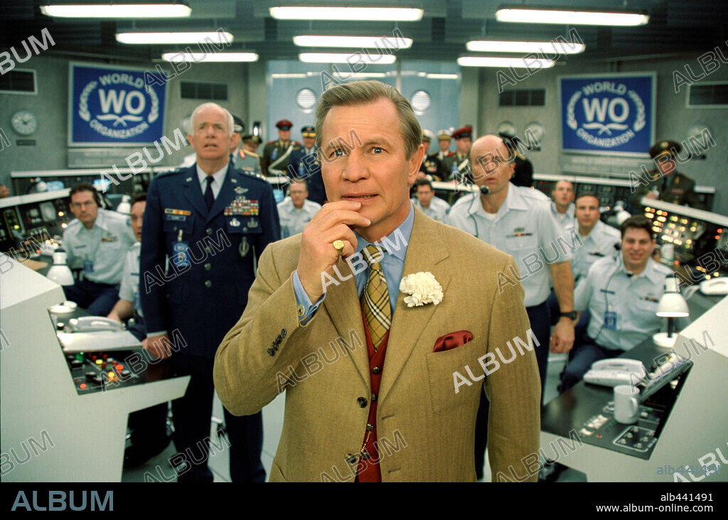CLINT HOWARD, KEVIN COONEY and MICHAEL YORK in AUSTIN POWERS: GOLDMEMBER, 2002 (AUSTIN POWERS IN GOLDMEMBER), directed by JAY ROACH. Copyright NEW LINE CINEMA / GORDON, MELINDA SUE.