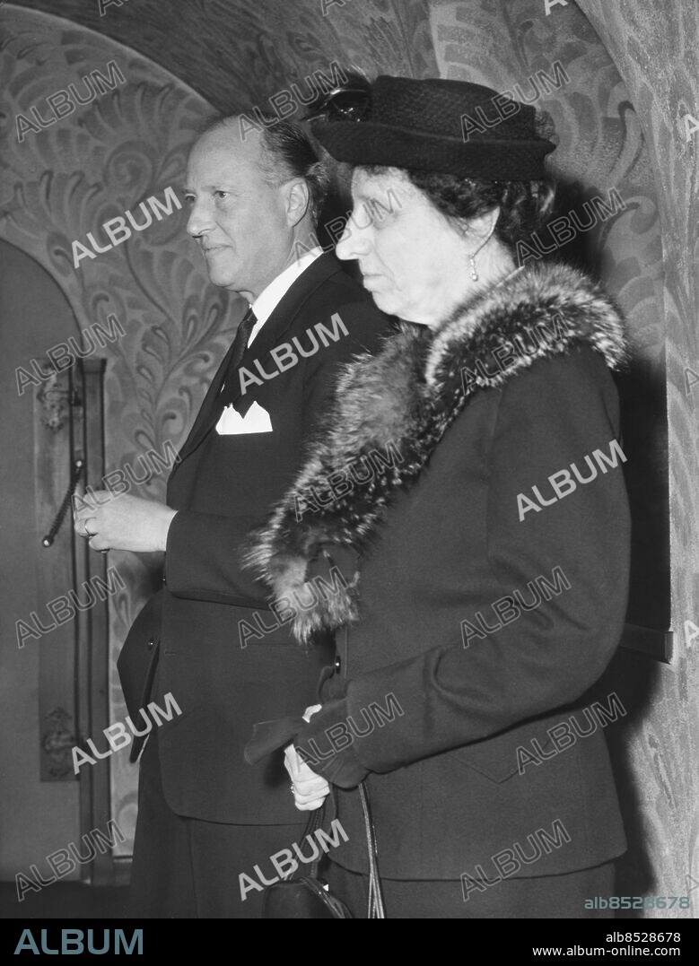 Orig. bildtext... HUSEBYAFFÄREN. Första huvudförhandlingen i Husebymålet började idag inför Stockholms rådhusrätt. Här anländer prins Carl Bernadotte och fröken Florence Stephens. Anm. F Stephens, 1881-1979, kallad Fröken på Huseby. 1956 ville man omyndigförklara F Stephens pga av vanskötsel av hennes gods Huseby. Rättsprocessen pågick fram till 1962 och det dröjde till 1976 innan F Stephens åter blev myndigförklarad. Profiler Pälskragar persons: FLORENCE STEPHENS;CARL BERNADOTTE, PRINS AV SVERIGE sites: STOCKHOLM;SVERIGE.