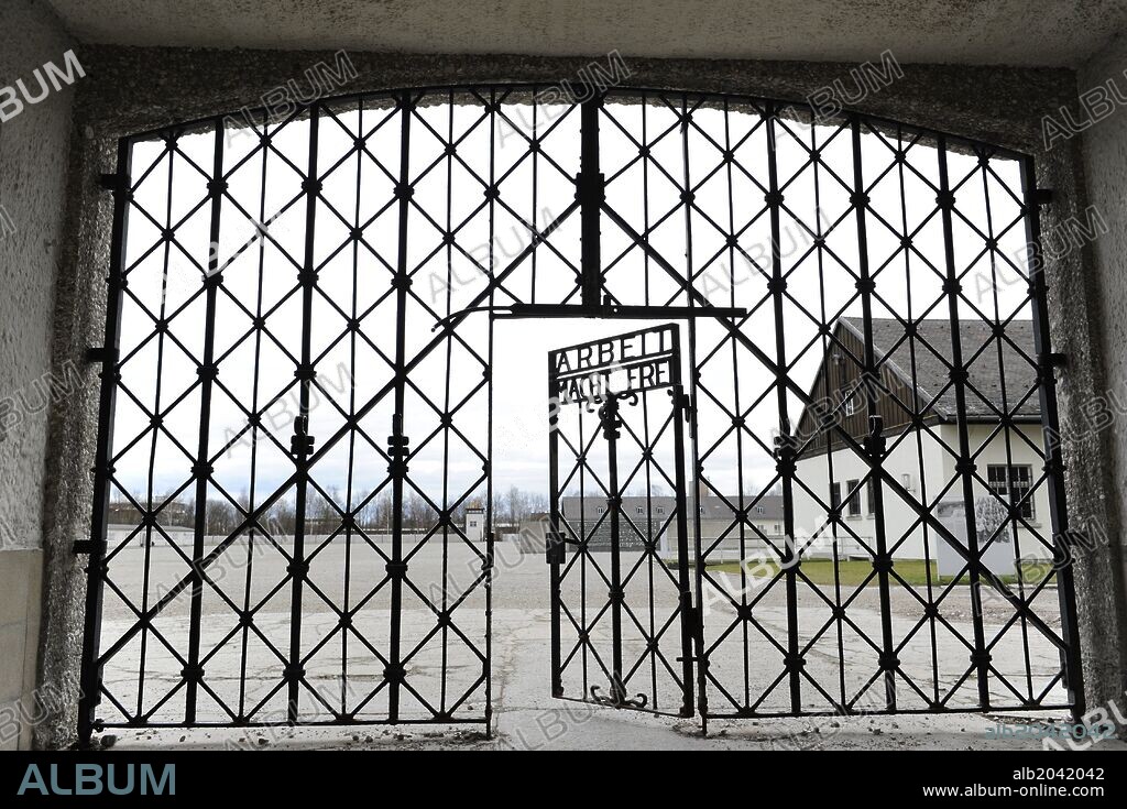 Campo de concentración nazi de Dachau. Actualmente funciona un Memorial y Museo sobre el Holocausto y la persecución política en el Tercer Reich. Reja de entrada, donde se puede leer: "Arbeit macht frei" (el trabajo hace libre). Alrededores de Dachao. Norte de Múnich. Baviera. Sur de Alemania.