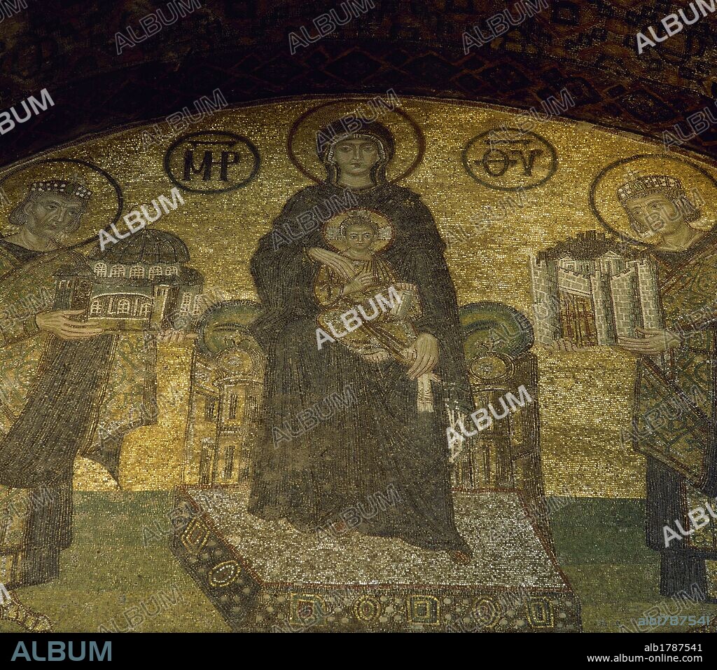 ARTE BIZANTINO. TURQUIA. BASILICA DE SANTA SOFIA (s. VI-VII). Vista general del mosaico de LA VIRGEN MARIA SENTADA EN UN TRONO, CON EL NIÑO JESUS, Y RODEADA DE LOS EMPERADORES JUSTINIANO (izquierda) y CONSTANTINO I (derecha). Data de finales del s. X. Mosaico existente en el tímpano de la puerta del nártex. ESTAMBUL.