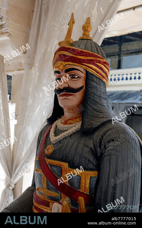 Maharana Sangram Singh I, connue sous le nom de Rana Sanga. Il était l'un des plus grands rois guerriers de Mewar. Le City Palace a été construit sur une période de près de 400 ans, avec la contribution de plusieurs dirigeants de la dynastie Mewar. Sa construction a commencé en 1553, commencée par Maharana Udai Singh II. Le palais est situé sur la rive est du lac Pichola. Udaipur. Rajasthan. Inde.