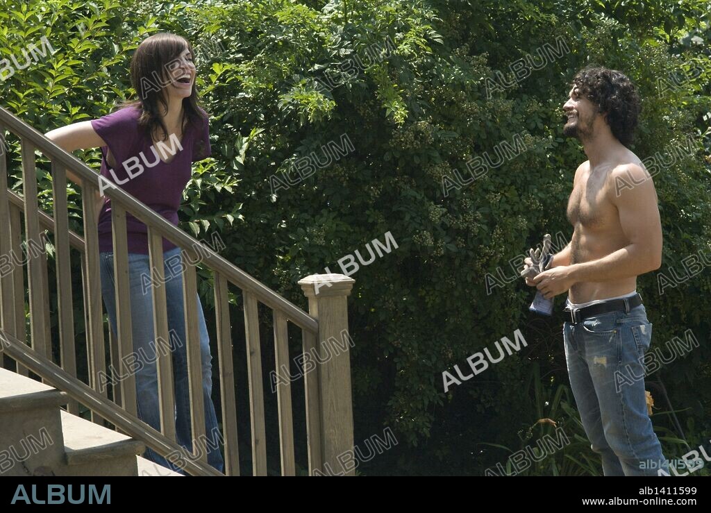 JULIANNA MARGULIES y STEVEN STRAIT en CITY ISLAND, 2009, dirigida por RAYMOND DE FELITTA. Copyright CINESON ENTERTAINMENT/MEDICI ENTERTAINMENT / CARUSO, PHILLIP.