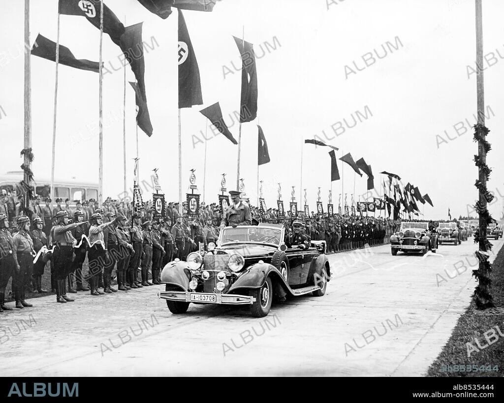 Orig. bildtext... 1000 KILOMETER REICHSAUTOBAHN FERTIG. Der tausendste Kilometer der Reichsautobahn wurde am Sonntag in der Nähe von Breslau durch den Führer persönlich für den Verkehr freigegeben. In einer grossangelegten Rede gab Adolf Hitler einen Rechenschaftsbericht über das Aufbauwerk des Dritten Reichs. In Begleitung von dem Generalinspekteur Dr. Todt fährt der Führer als Erster über den tausendsten Kilometer. Anm. Breslau - det tyska namnet på staden Wroczlaw Standar Autostrador CD121 persons: Adolf Hitler ;Fritz Todt sites: TYSKLAND ;BRESLAU.