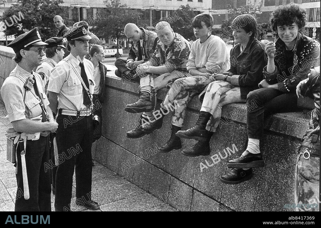 ARKIV 1982 - Skinheads och poliser i samtal utanför Kulturhuset i Stockholm. Foto: Arne Jönsson Kod: 35 . COPYRIGHT SCANPIX SWEDEN.