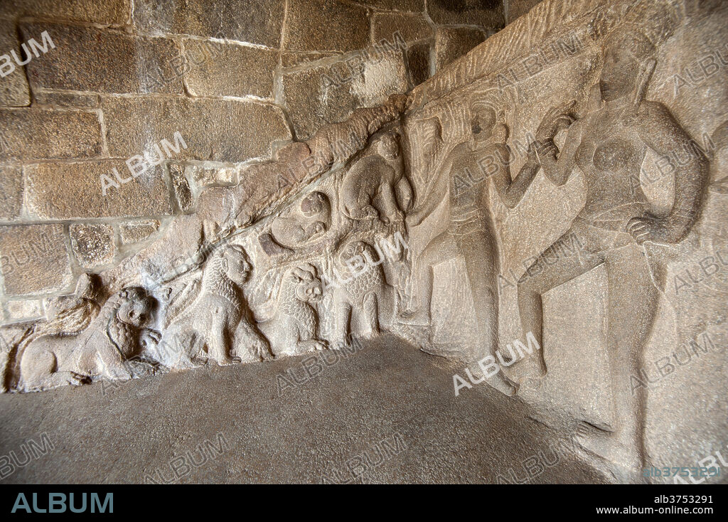 Part of the beautiful 7th century bas relief sculpture in the Krishna cave temple, Mahaballipuram, UNESCO World Heritage Site, Tamil Nadu, India, Asia.