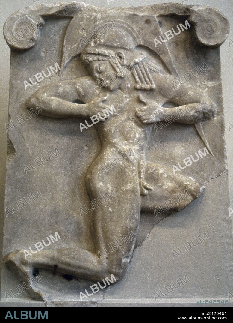 ARTE GRIEGO. EPOCA ARCAICA. GRECIA. "ESTELA DEL HOPLITODROMO" (guerrero que corre). Hallada cerca de Teseon en 1902. La hipótesis es que se trata de un bailarín de danza pírrica. Fechada hacia el 500 a. C. Museo Arqueológico Nacional. Atenas.