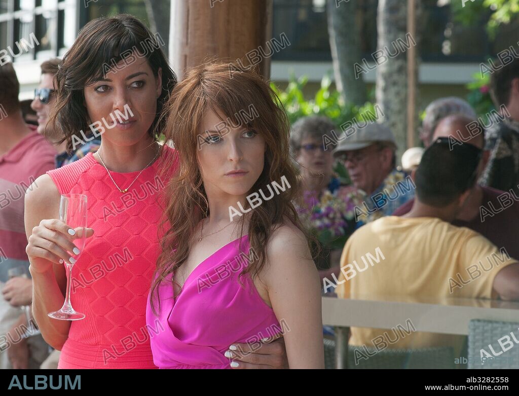 ANNA KENDRICK and AUBREY PLAZA in MIKE AND DAVE NEED WEDDING DATES, 2016, directed by JAKE SZYMANSKI. Copyright 20TH CENTURY FOX/CHERNIN ENT/TSG ENT.
