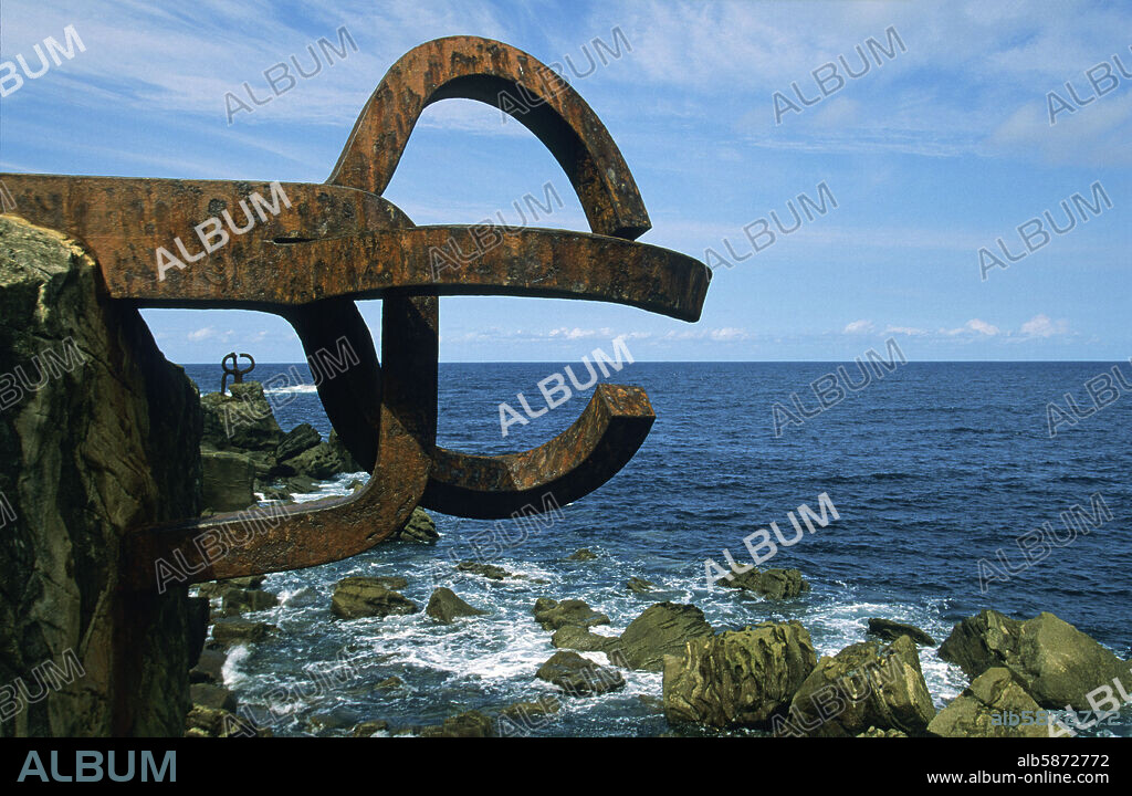 San Sebastián, escultura "El Peine del Viento" de Eduardo Chillida al final de la bahía de La Concha.