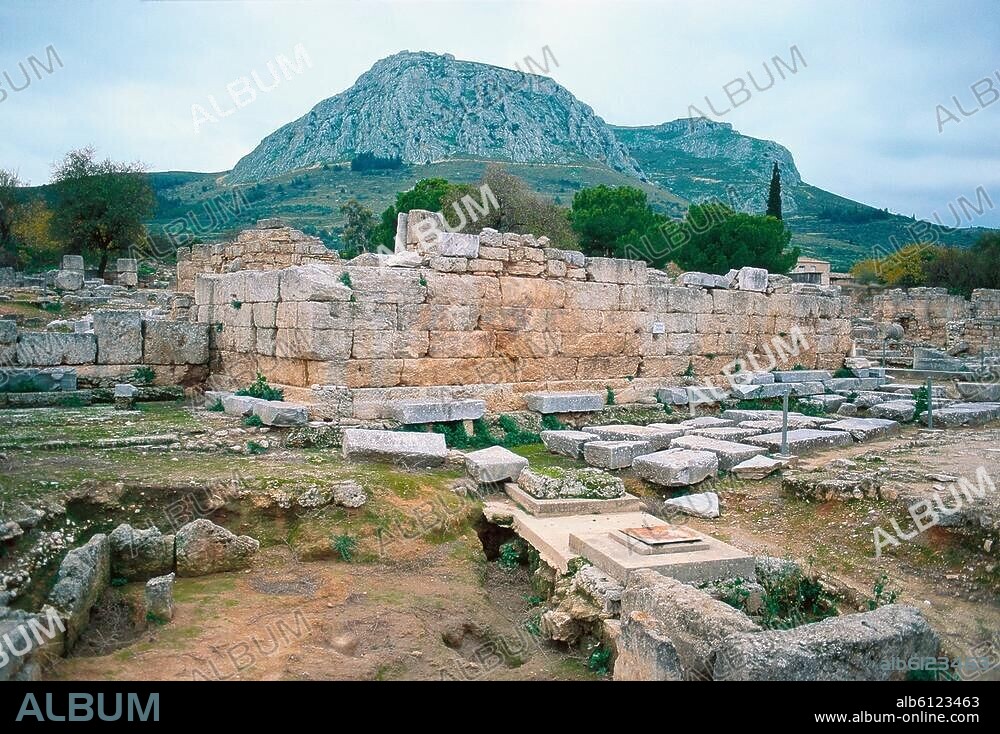 Korinth (Griechenland), Agora.-Die Bema (Rednerbühne) mit Blick auf Akrokorinth.-Foto, undat.