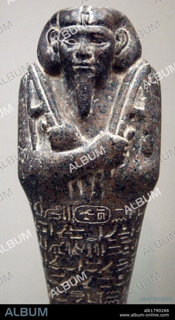 ARTE EGIPCIO. TERCER PERIODO INTERMEDIO. DINASTIA XXV. SHABTI o USHEBTI de granito del REY TAHARQO. Su significado es "el que responde". Tenían como fin reemplazar al difunto en los trabajos agrícolas que éste estaba obligado a realizar en las campiñas de la divinidad. Fechadp hacia 690-664 a. C. Procede de la pirámide 1 de Nuri. Museo Británico. Londres. Inglaterra. Reino Unido.