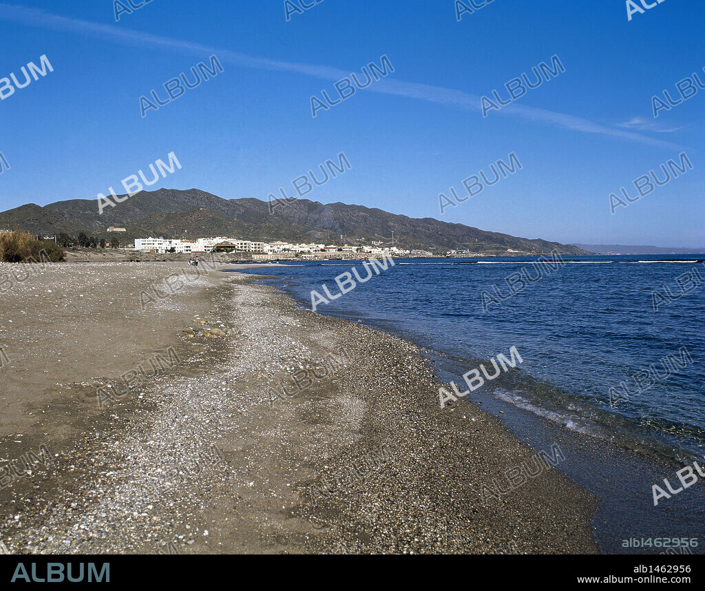 ANDALUCIA. PALOMARES. Vista de la PLAYA de la localidad, perteneciente al término municipal de Cuevas de Almanzora. En ella tuvo lugar el célebre baño de Manuel Fraga, siendo ministro de Franco, y el embajador de Estados Unidos, para demostrar a la opinión pública que no había peligro de contaminación nuclear. Provincia de Almería. España.