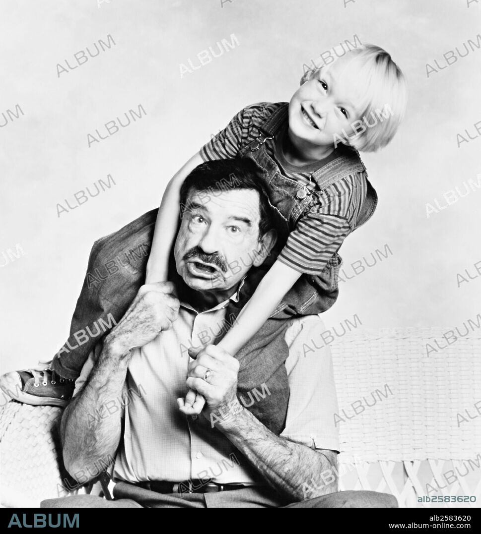 MASON GAMBLE y WALTER MATTHAU en DANIEL, EL TRAVIESO, 1993 (DENNIS THE MENACE), dirigida por NICK CASTLE. Copyright WARNER BROTHERS.