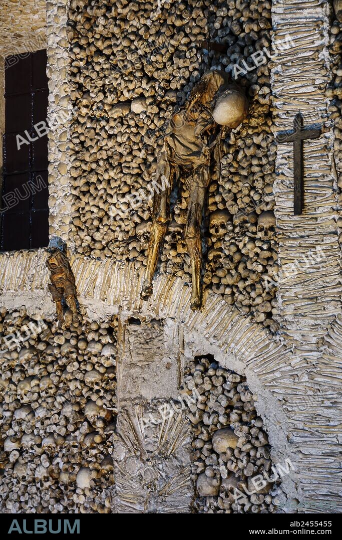 Capela dos Ossos, capilla de los huesos, construida en el siglo XVI, convento de San Francisco, gotico-manuelino, siglo XV, Evora,Alentejo,Portugal, europa.