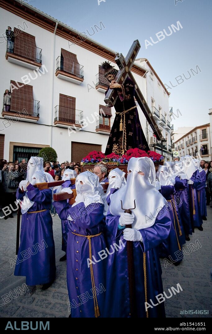 SEMANA SANTA. PROCESION DEL VIERNES SANTO. NAZARENOS PORTANDO UN PASO. Montefrío. Provincia de Granada. Andalucía. España.