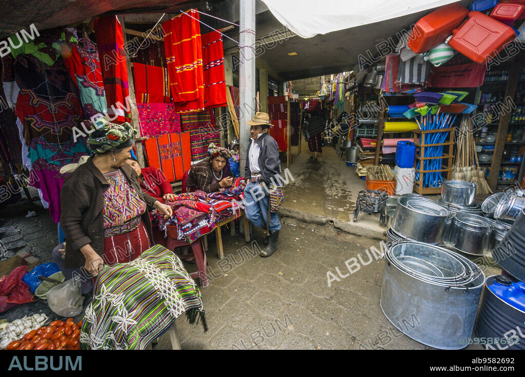 tienda de telas tipicas - sastreria, Mercado municipal, Santa María Nebaj, departamento de El Quiché, Guatemala, Central America.