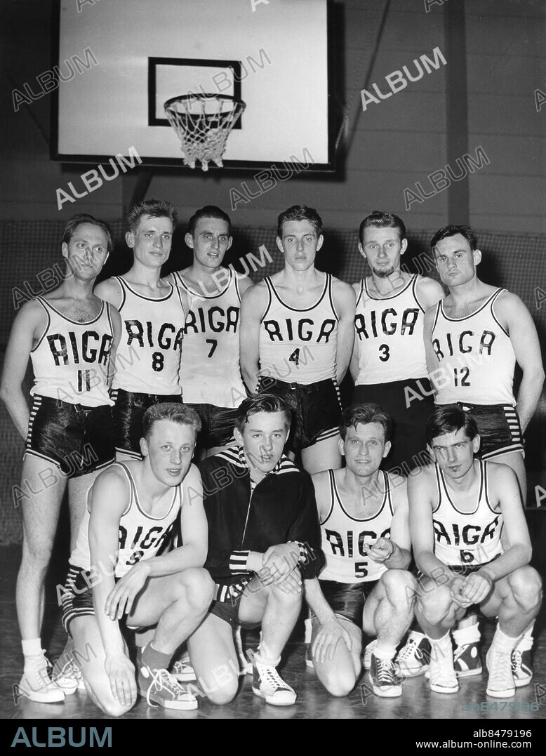 Orig. bildtext... SM I BASKETBOLL 1958 Finaler för herrar i Gubbängshallen mellan SK RIGA + KFUM SÖDER. Riga blev segrare och på bilden har vi det segrande laget fr. v. Juris Reneslacis 11, Janis Zalamans 8, Gunars Kraulis 7, Janis Terins 4, Maris Jurmala 3, Videvuds Freivalds 12. Nedre raden fr. v. Evalds Muzikants 9, Jekabs Torins 10, Leons Brands 5, Juris Robeznieks 6. Anm. SE även BBF169 Lagbilder Siffror Lettland Baltikum persons: LEONS BRANDS;JURIS ROBEZNIEKS;JEKABS TORINS;EVALDS MUZIKANTS;VIDEVUDS FREIVALDS;MARIS JURMALA;JANIS TERINS;GUNARS KRAULIS;JANIS ZALAMANS;JURIS RENESLACIS sites: BALTIKUM;SVERIGE;STOCKHOLM.
