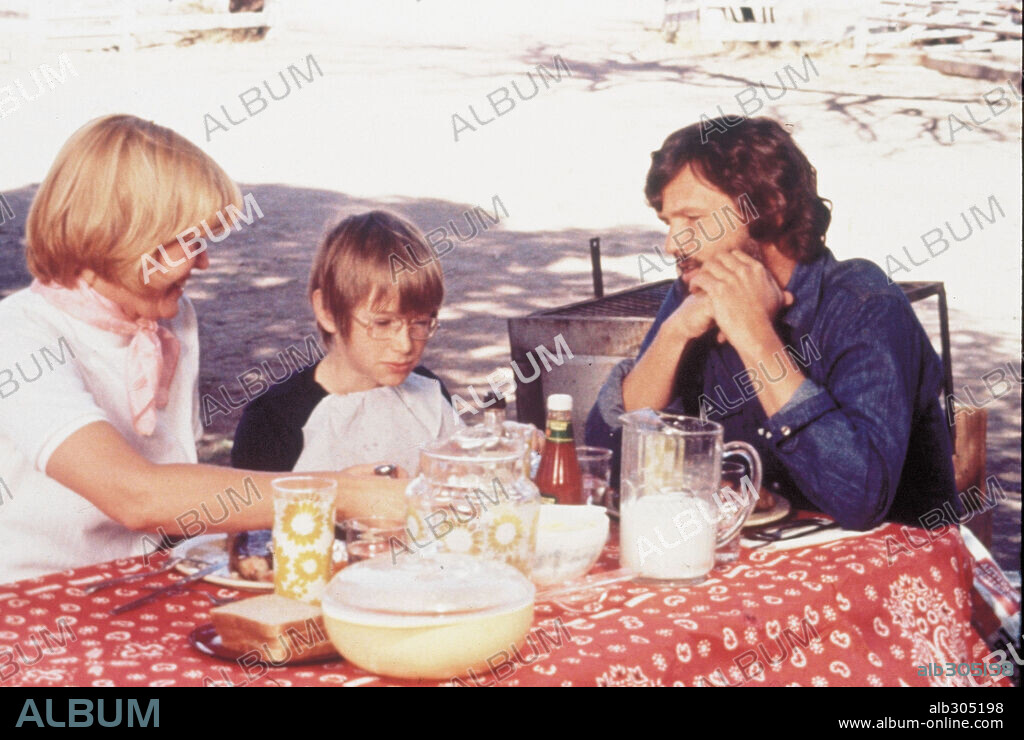 BILLY GREEN BUSH, ELLEN BURSTYN and KRIS KRISTOFFERSON in ALICE DOESN'T LIVE HERE ANYMORE, 1974, directed by MARTIN SCORSESE. Copyright WARNER BROTHERS.