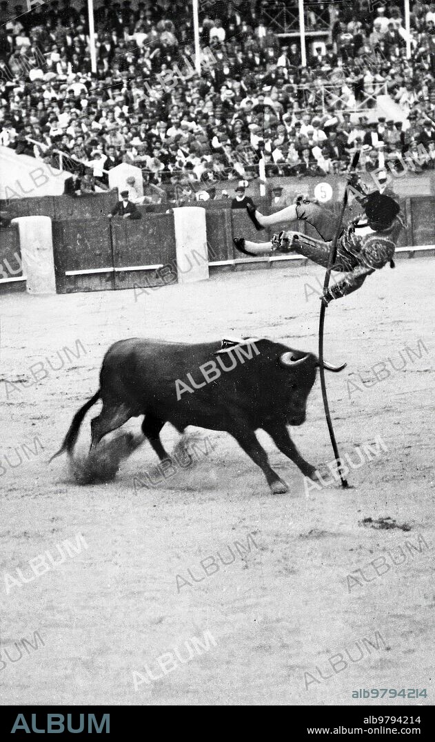 Julio 1912. Plaza de Carabanchel. Saleri Dando el salto de la Garrocha. -fecha Aproximada.