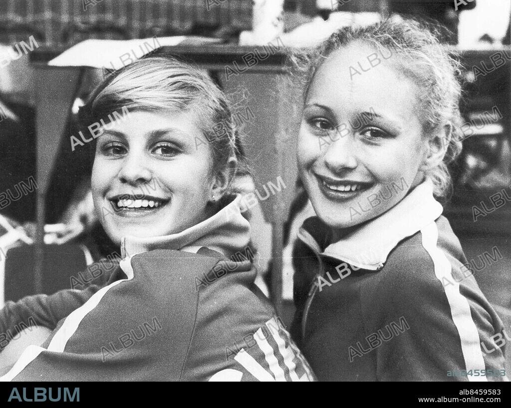 Göteborg 1980-11-01. Gymnasterna Annika Fritzén och Lena Adomat är goda vänner privat och "arga" konkurrenter i tävling *** Local Caption *** GP Foto: Per Landén. KAMERAREPORTAGE.
