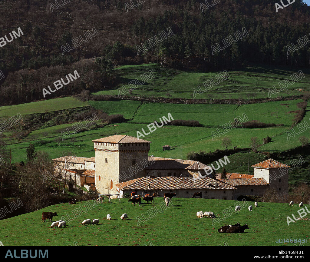 PAIS VASCO. QUEJANA (KEXAA). Vista general del PALACIO DE LOS AYALA, conjunto perteneciente a los siglos XIV y XVI. Lo forman el convento de San Juan Bautista, la iglesia de igual nombre y la capilla de la Virgen del Cabello, ubicada en un gran torreón almenado. Provincia de Alava.