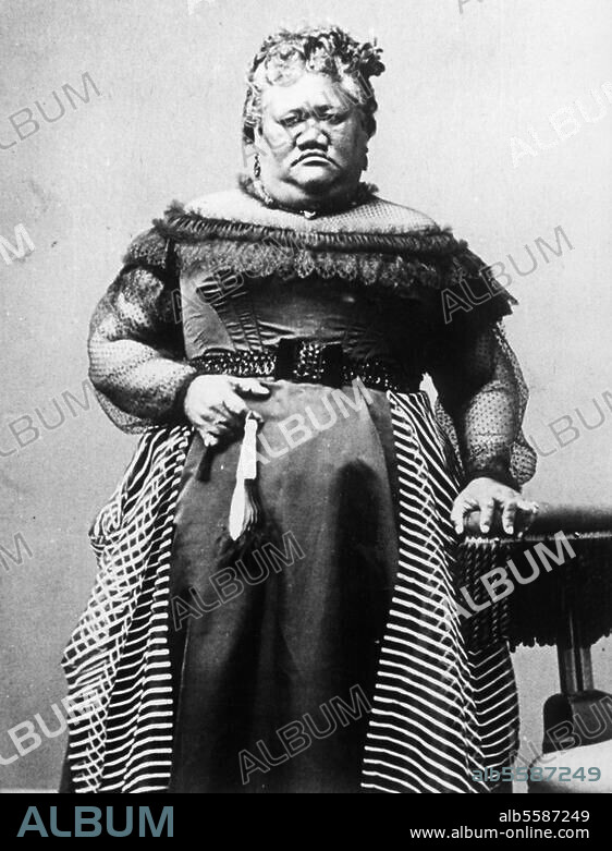 Völkerkunde:. Hawaii. "Letzte Königin aus dem Königshaus der Kamehameha". (Ehefrau von Kamehameha V.?). Photographie, undat. (Bildquelle ohne nähere Angaben).