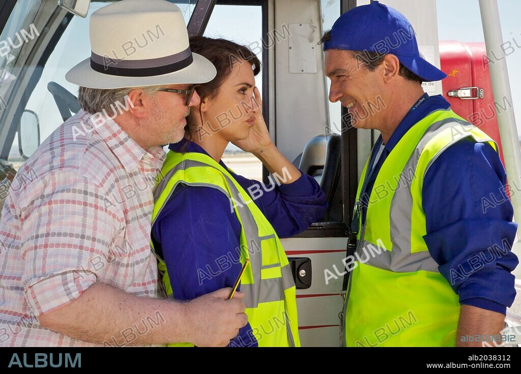 ANTONIO BANDERAS, PEDRO ALMODOVAR and PENELOPE CRUZ in I'M SO EXCITED, 2013 (LOS AMANTES PASAJEROS), directed by PEDRO ALMODOVAR. Copyright EL DESEO S.A / PEREDA, EMILIO / ARDIZZONI, PAOLA.