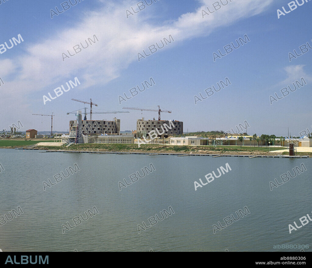 EMBARCADERO DE LA EXPO 92 EN CONSTRUCION-RIO GUADALQUIVIR.