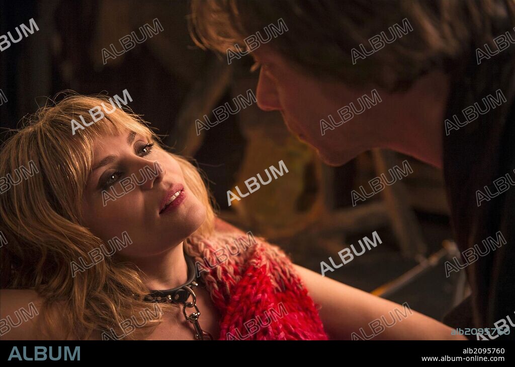 EMMANUELLE SEIGNER und MATHIEU AMALRIC in LA VENUS A LA FOURRURE, 2013, unter der Regie von ROMAN POLANSKI. Copyright R.P. PRODUCTIONS.