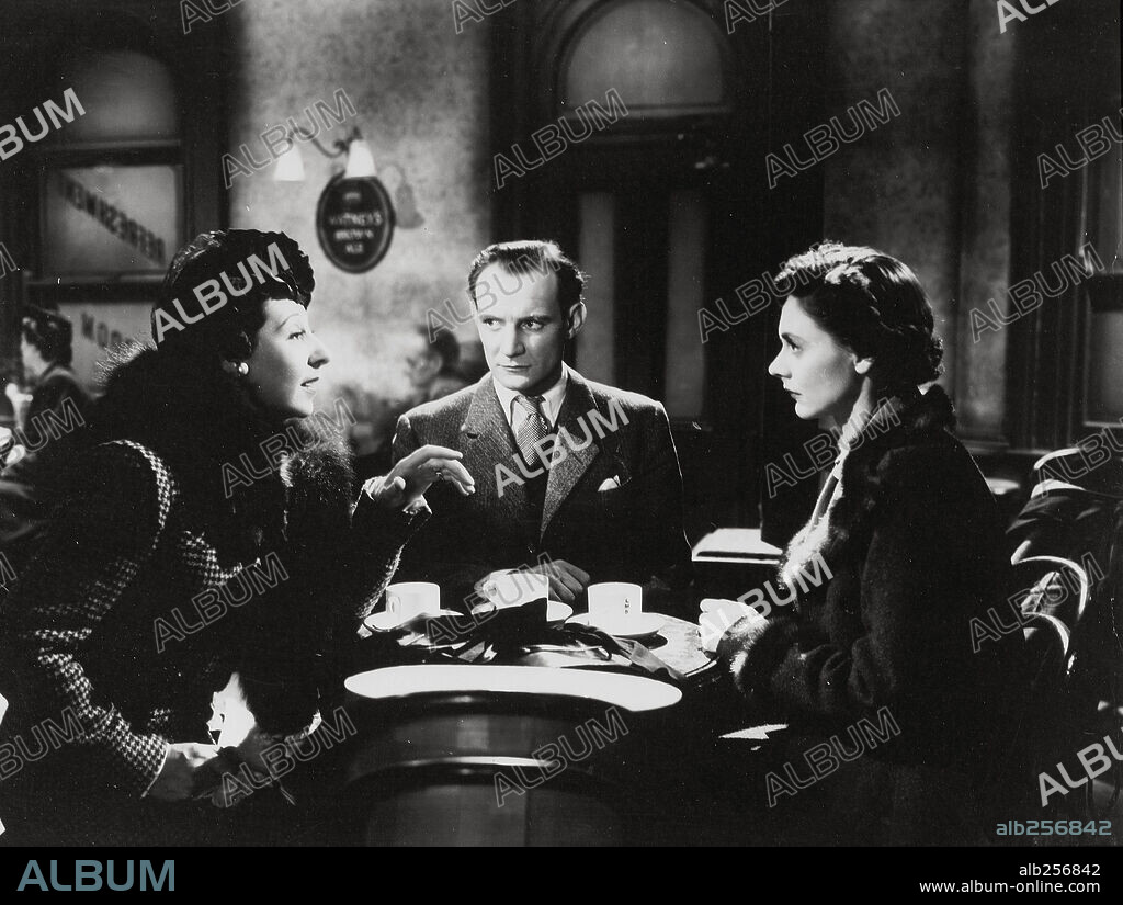 CELIA JOHNSON, JOYCE CAREY and TREVOR HOWARD in BRIEF ENCOUNTER, 1945, directed by DAVID LEAN. Copyright CINEGUILD.