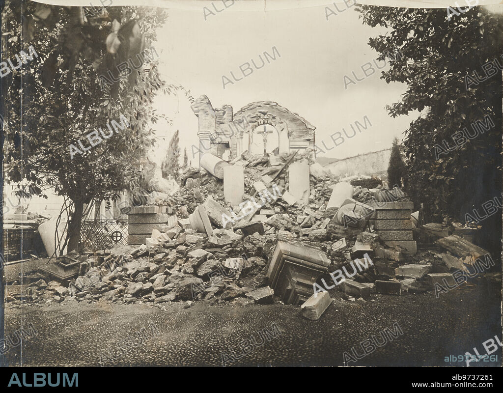 Santiago de Chile (Chile), septiembre de 1906. Panteón de la familia Pereyra en el cementerio de Santiago, destruido.