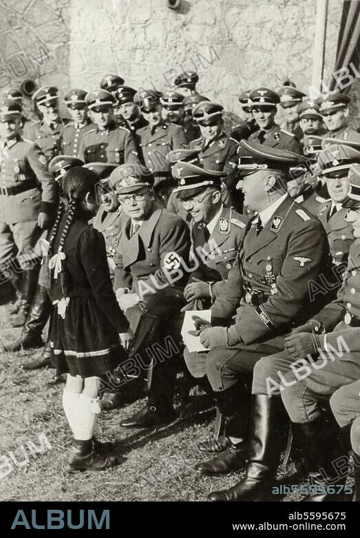 Himmler, Heinrich, Politiker (NSDAP), München 7.10.1900 - (Selbstmord) nahe Lüneburg 23.5.1945. "Begrüßungsgedicht" für Himmler. Rechts SS-Gruppenführer Koppe, links Gauleiter Bracht. Foto, um 1936.