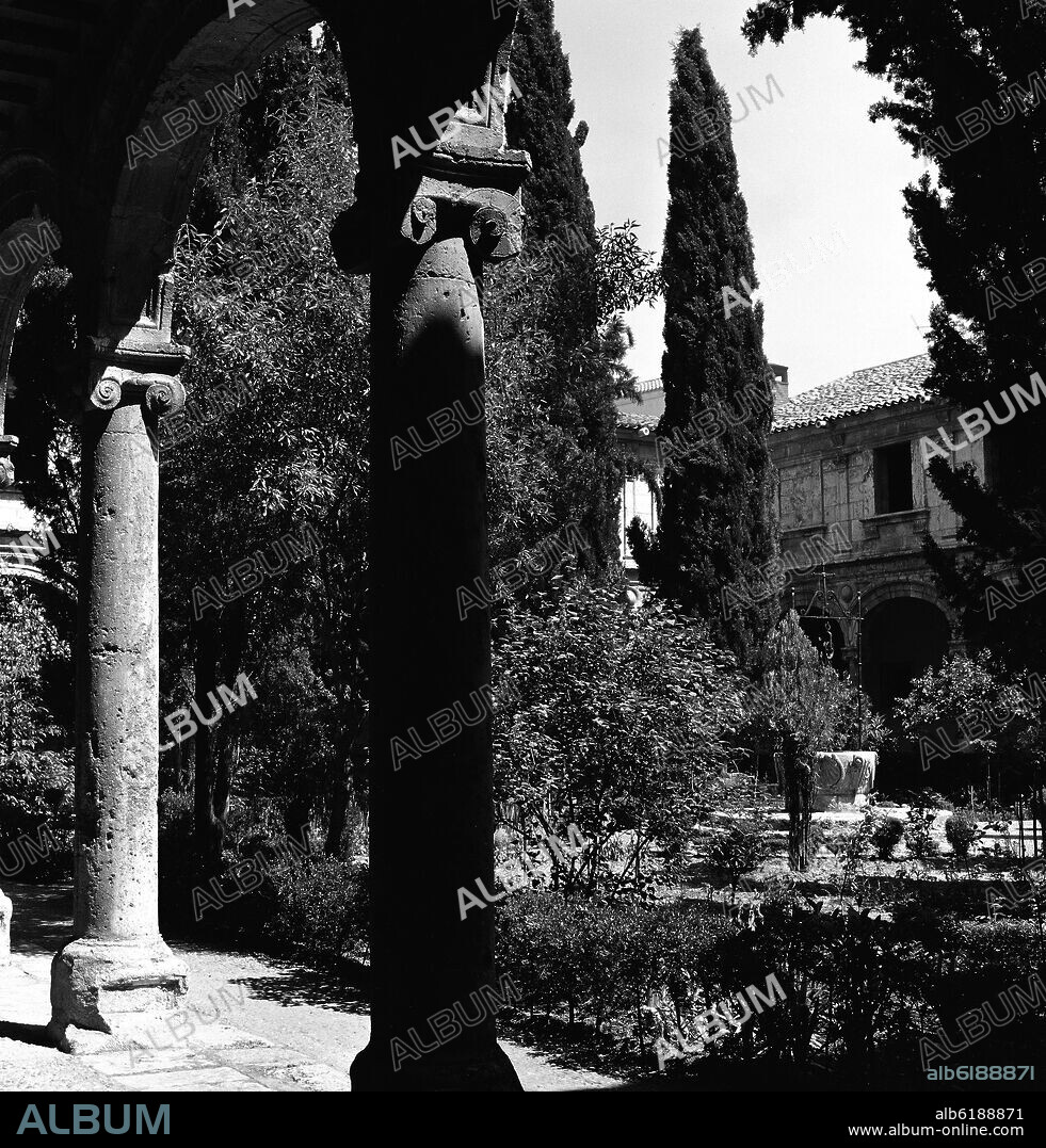 PEDRO DE LA COTERA (SIGLOXVI). PATIO TRILINGÜE O DE SAN JERONIMO - GALERIA PORTICADA - 1551 - FOTOGRAFIA EN BLANCO Y NEGRO - AÑOS 60 -.