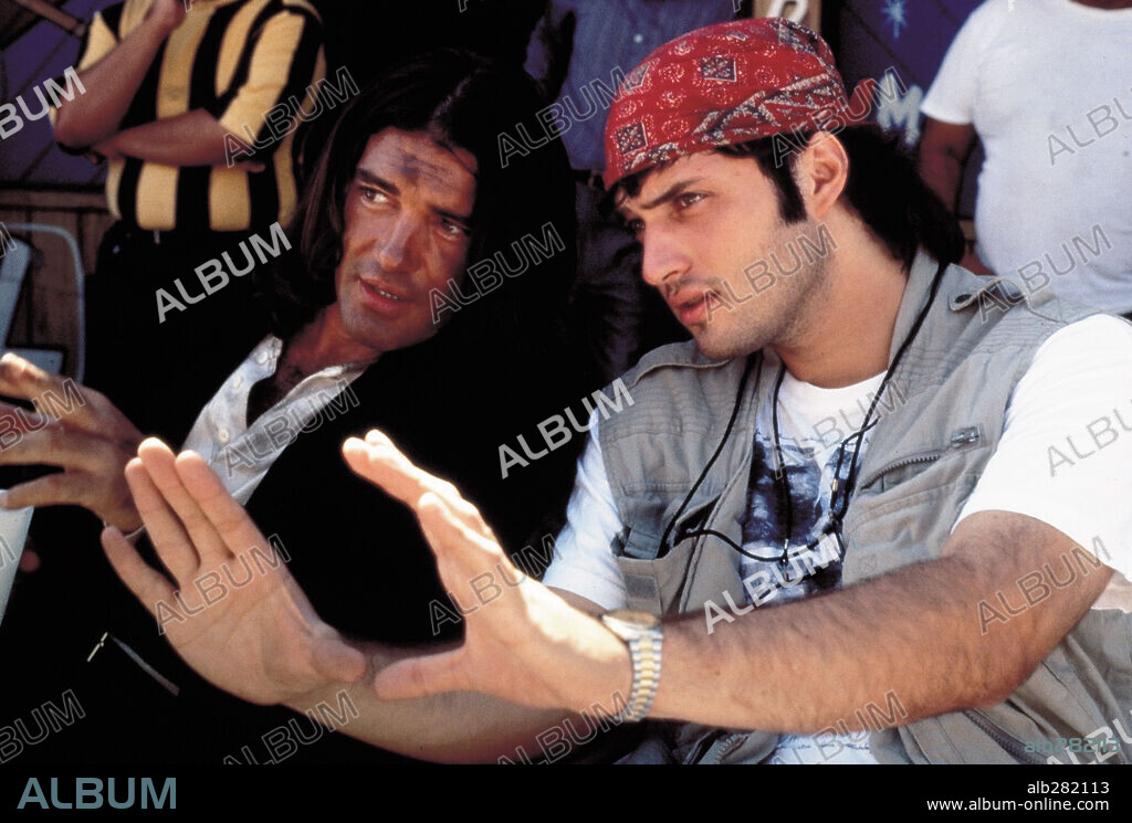 ANTONIO BANDERAS and ROBERT RODRIGUEZ in DESPERADO, 1995, directed by ROBERT RODRIGUEZ. Copyright COLUMBIA TRI STAR / TORRES, RICO.