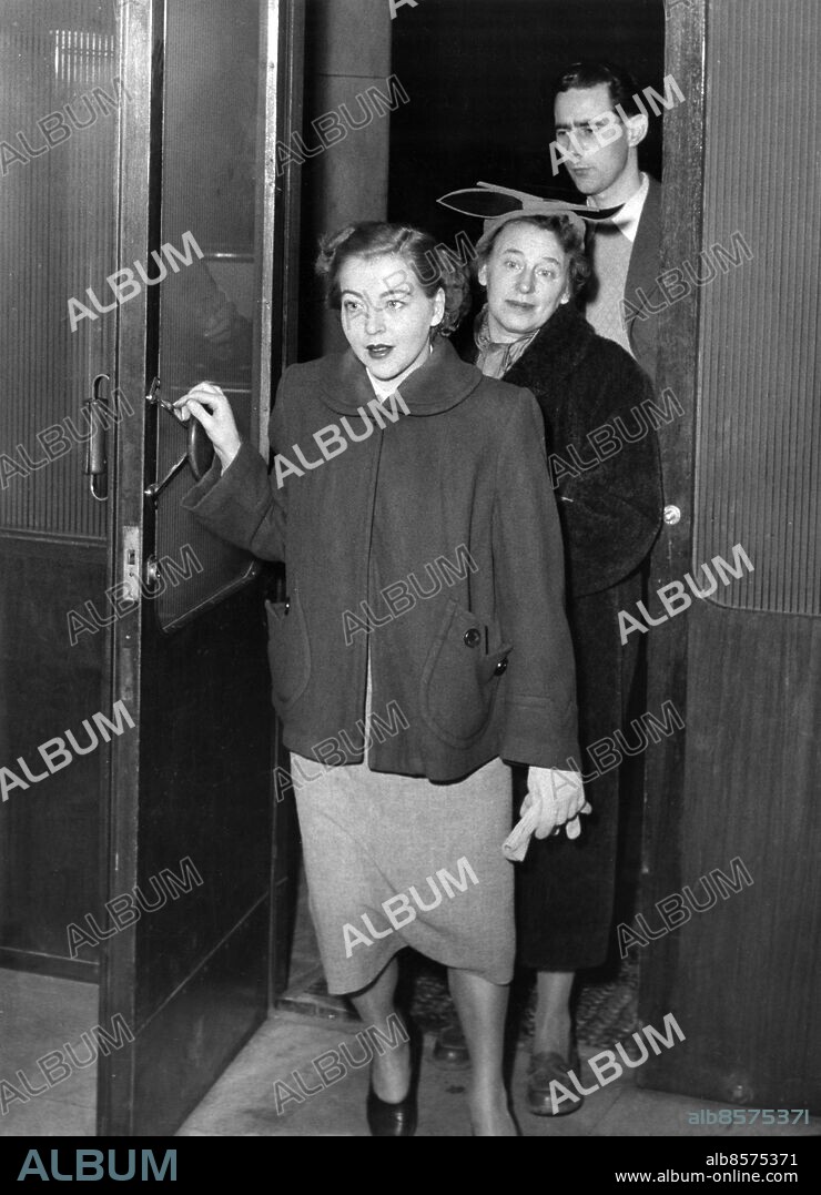 STOCKHOLM 1954-11-30. Alice Johansson, hustru till brottslingen Rolf Johansson, alias "Tumba-Tarzan", följd av vaktfrun Lilly Elmberg, på väg till förhandlingar inför Södertörns domsaga.. Foto: DN / TT / Kod: 192. ** SvD OUT **.