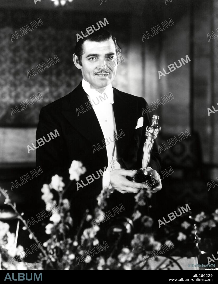 CLARK GABLE. 7ª Edición de los Premios Oscar / 1935. 
Clark Gable premiado como mejor actor por "Sucedió una noche". 1935
