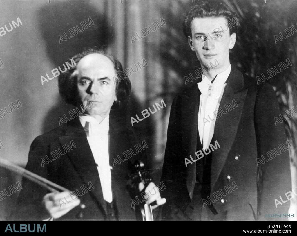 Orig. bildtext.. FATHER AND SON GIVE A CONCERT. Kubelik senior plays his violin - Kubelik Junior conducts orchestra. A concert was given in Praugeby Jan Kubelik, the famous violinist, and his son, Rafael Kubelik. While M Kubelik senior coaxed melody from his violin. Rafael conducted the orchestra. Photo shows: M. Jan Kubelik and M. Rafael Kubelik, his son, after the concert. Anm. J Kubelik, 1880-1940, tjeckisk-violinist och tonsättare. R Kubelik, 1914-1996, tjeckisk-schweizisk dirigent och tonsättare. CD620 persons: JAN KUBELIK;RAFAEL KUBELIK sites: PRAG;TJECKOSLOVAKIEN.