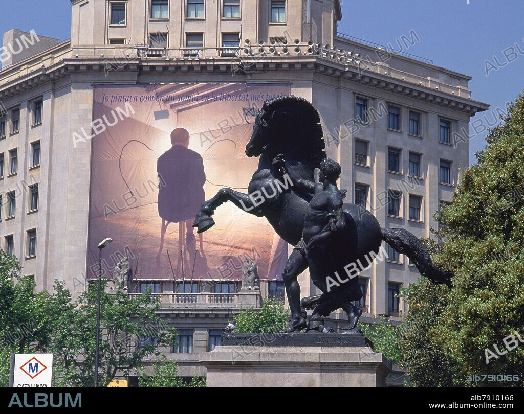 OSLE MIGUEL. PLAZA CATALUÑA CON LA ESCULTURA "TRABAJO" FUNDIDO EN BRONCE POR MIR Y FERRERO.