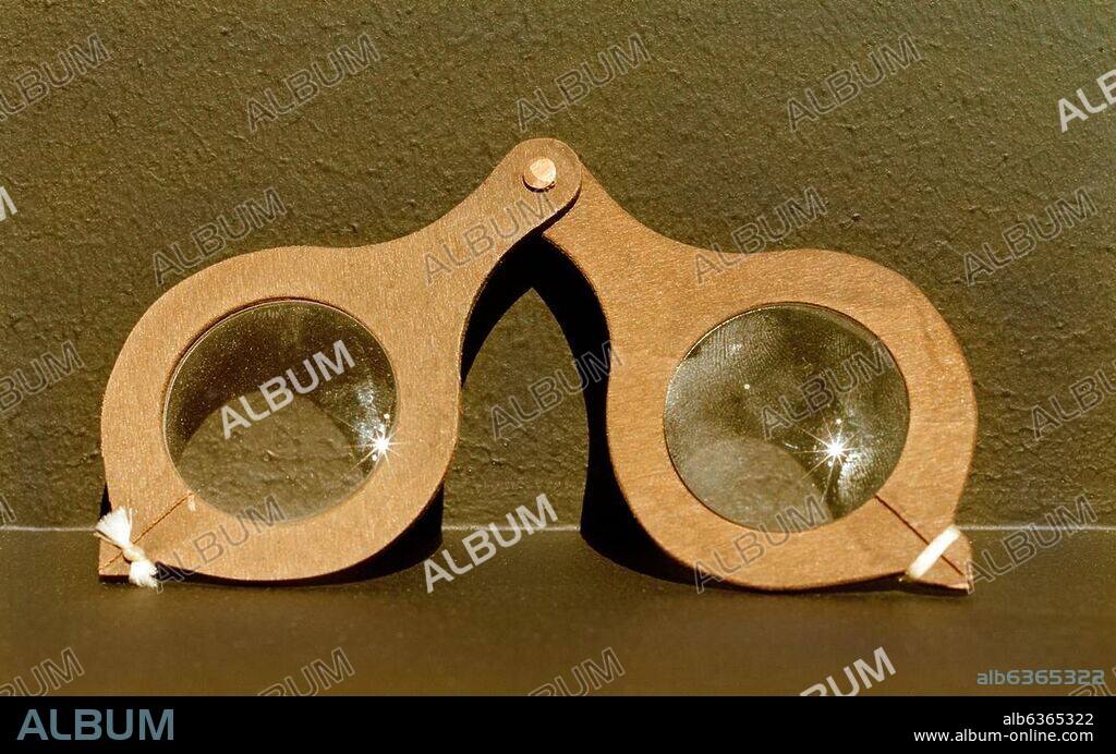 Optik / Brille:-Nietbrille.-Kopie des Originals, um 1350, aus dem Kloster Wienhausen. Holz, Glas, 5 x 12 x 0,5 cm. Inv.Nr. SZB 01.