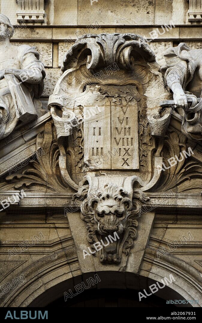 Detalle del escudo ubicado en el exterior del MINISTERIO DE JUSTICIA Y DE PROTECCIÓN AL CONSUMIDOR. Munich. Baviera. Alemania. Europa.