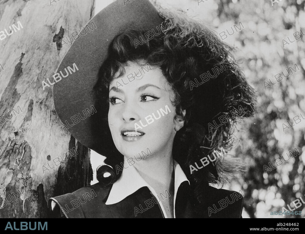 GINA LOLLOBRIGIDA in BEAUTIFUL BUT DANGEROUS, 1956 (LA DONNA PIU BELLA DEL MONDO), directed by ROBERT Z. LEONARD. Copyright G.E.S.I. CINEMATOGRAFICA.