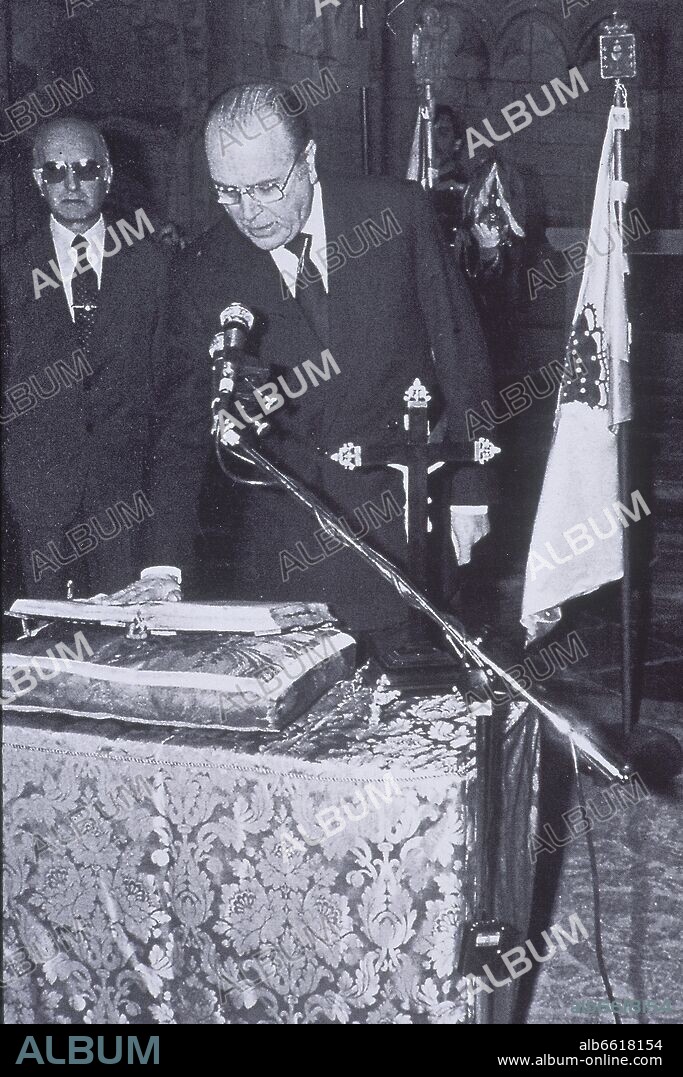 EL PRIMER PRESIDENTE DE LA XUNTA DE GALICIA, GERARDO FERNANDEZ ALBOR, JURANDO SU CARGO, ENERO DE 1982.