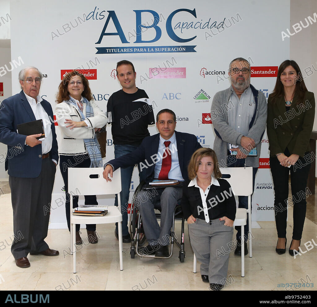 Madrid, 18/11/2015. Jornadas de discapacidad. Medios de Comunicación/Accesibilidad. De izda. a dcha, Julián Barriga (Servimedia), Elsa González (FAPE), el periodista Javier Hernández, Juan Antonio Ledesma (Cermi), la periodista Eva González, Emilio de Benito (El País) y Érika Montañés (ABC). Foto: Ernesto Agudo. Archdc.