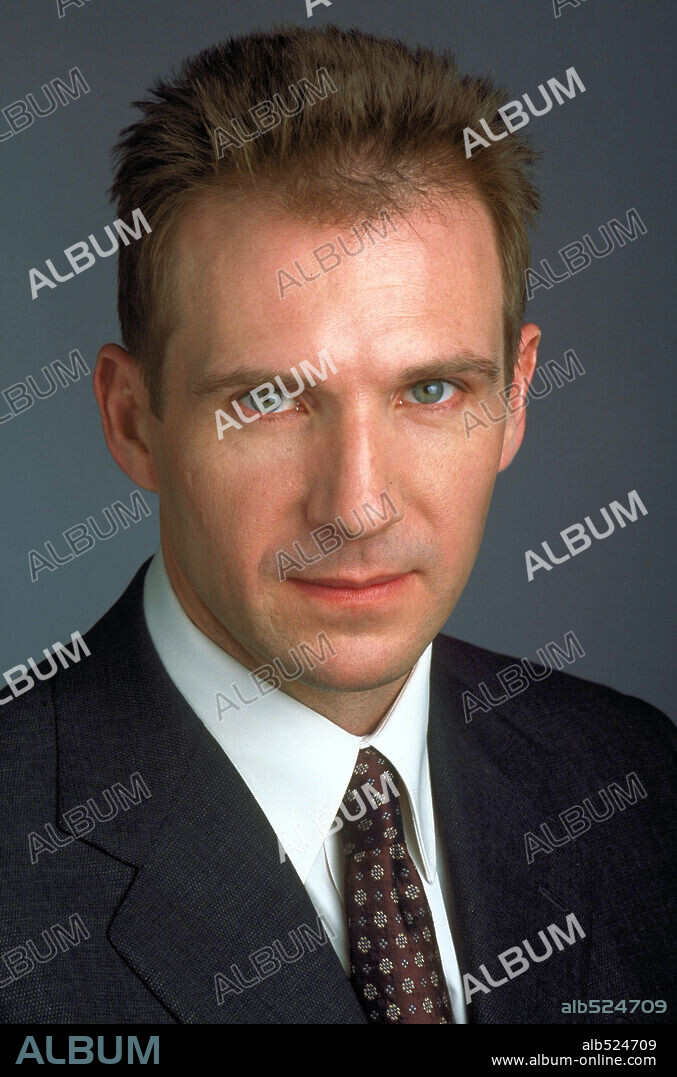 RALPH FIENNES in MAID IN MANHATTAN, 2002, directed by WAYNE WANG. Copyright COLUMBIA PICTURES.