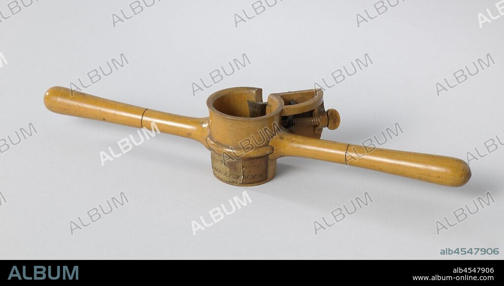 Model of a Rounder Plane, Pen plane with two handles, for turning a piece of wood. The slightly damaged planer has the cutting edge on the inside and outside on a control mechanism. Scale 1: 1 (derived)., anonymous, United Kingdom, c. 1819, wood (plant material), h 5.2 cm × w 30.6 cm × d 6.5 cm × d 3.5 cm (min. inside).