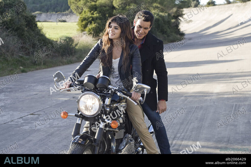 CLARA LAGO und MARIO CASAS in TENGO GANAS DE TI, 2012, unter der Regie von FERNANDO GONZALEZ MOLINA. Copyright ANTENA 3 FILMS/ZETA AUDIOVISUAL.